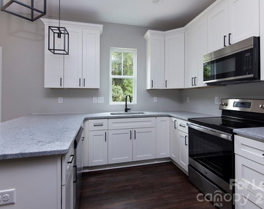 2915 Ross Avenue - Photo Thumbnail 6