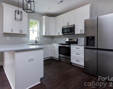2915 Ross Avenue - Photo Thumbnail 7