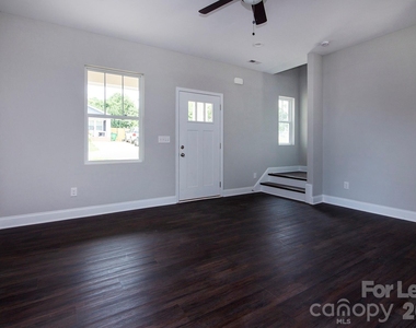 2915 Ross Avenue - Photo Thumbnail 2