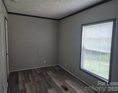 213 Kimberly Circle - Photo Thumbnail 9