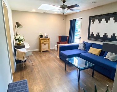 10652 Cayuga Drive - Photo Thumbnail 2