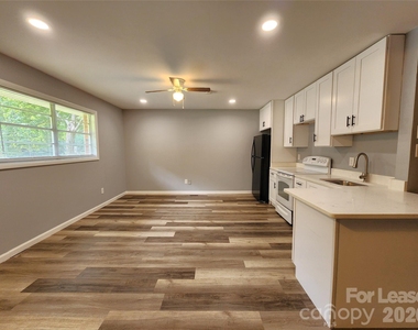 210 N Salisbury Avenue - Photo Thumbnail 3