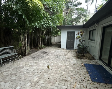 820 N Victoria Park Road - Photo Thumbnail 10