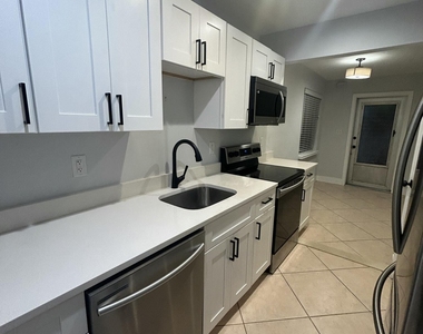 820 N Victoria Park Road - Photo Thumbnail 2