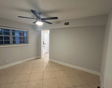 820 N Victoria Park Road - Photo Thumbnail 5