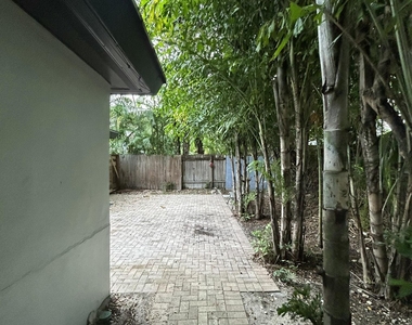 820 N Victoria Park Road - Photo Thumbnail 12