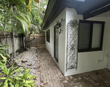 820 N Victoria Park Road - Photo Thumbnail 13