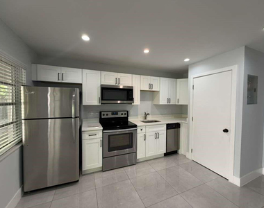 820 N Victoria Park Road - Photo Thumbnail 4