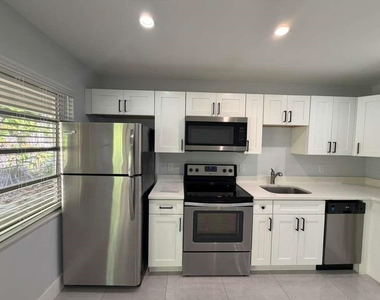 820 N Victoria Park Road - Photo Thumbnail 3