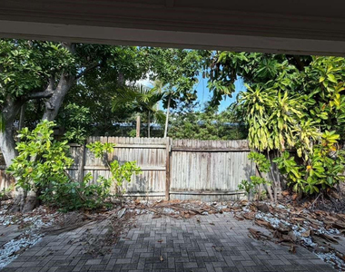 820 N Victoria Park Road - Photo Thumbnail 13