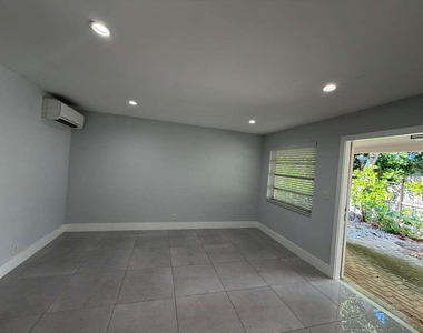 820 N Victoria Park Road - Photo Thumbnail 2