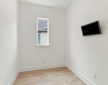 7424 Lilypad Lane - Photo Thumbnail 15