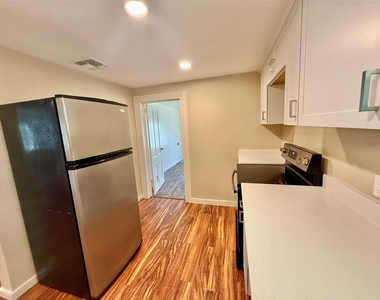 417 Putman Street - Photo Thumbnail 8