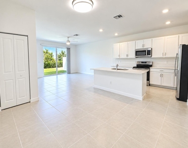 321 Se Crossoak Lane - Photo Thumbnail 2