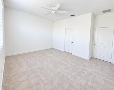 321 Se Crossoak Lane - Photo Thumbnail 8