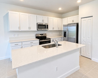 321 Se Crossoak Lane - Photo Thumbnail 3