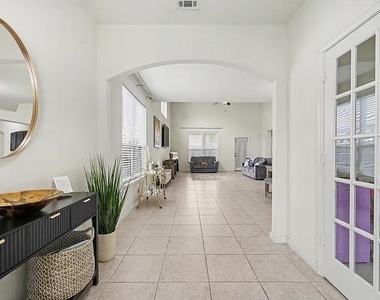 424 Winchester Drive - Photo Thumbnail 2