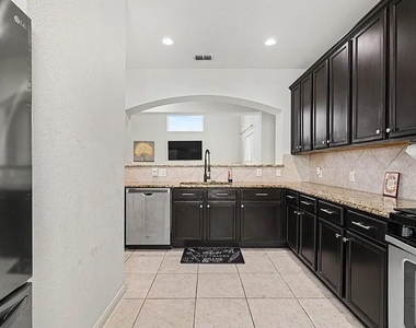 424 Winchester Drive - Photo Thumbnail 10