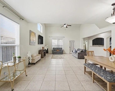 424 Winchester Drive - Photo Thumbnail 4