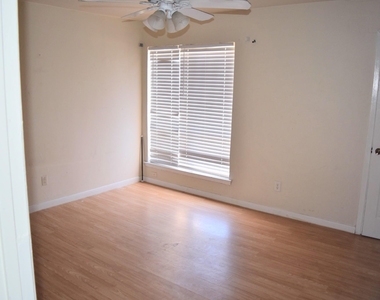 3121 Park Lane - Photo Thumbnail 4