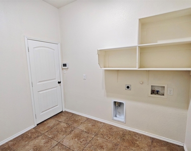 724 Valley Court - Photo Thumbnail 4