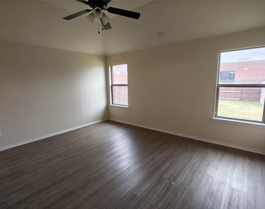 724 Valley Court - Photo Thumbnail 13