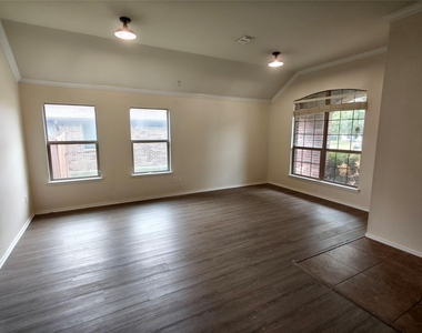 724 Valley Court - Photo Thumbnail 1