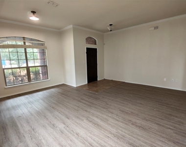 724 Valley Court - Photo Thumbnail 2