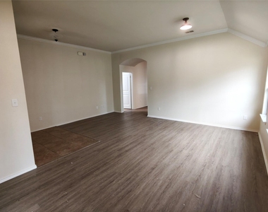 724 Valley Court - Photo Thumbnail 3