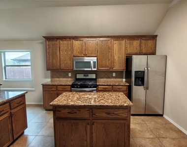 724 Valley Court - Photo Thumbnail 5