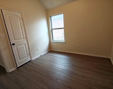 724 Valley Court - Photo Thumbnail 23