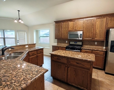 724 Valley Court - Photo Thumbnail 6