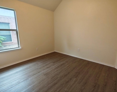 724 Valley Court - Photo Thumbnail 21