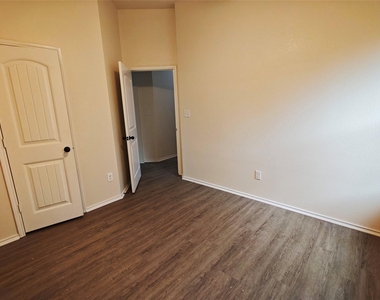 724 Valley Court - Photo Thumbnail 18