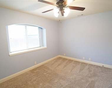 729 Paintbrush Court - Photo Thumbnail 10