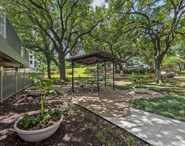3883 Turtle Creek Boulevard - Photo Thumbnail 16