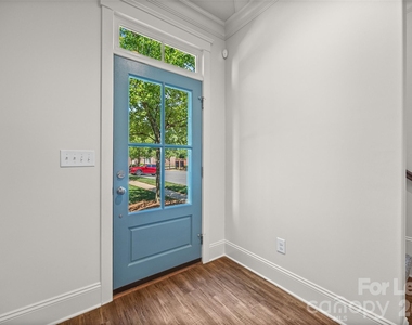 706 Kingsley Way - Photo Thumbnail 2