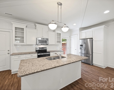 706 Kingsley Way - Photo Thumbnail 7