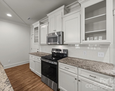 706 Kingsley Way - Photo Thumbnail 10