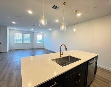 5720 Lakeview Drive - Photo Thumbnail 7