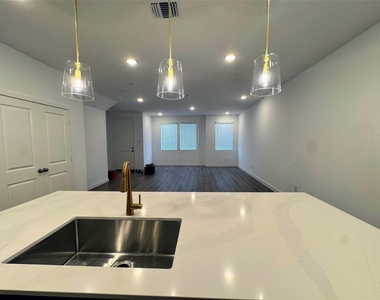 5720 Lakeview Drive - Photo Thumbnail 4