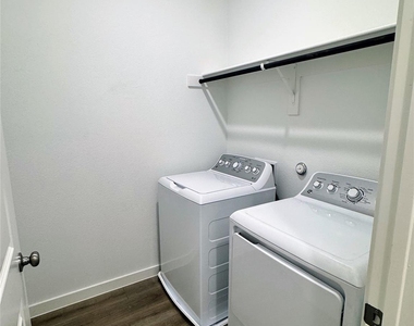 5720 Lakeview Drive - Photo Thumbnail 12