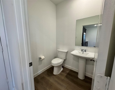 5720 Lakeview Drive - Photo Thumbnail 9