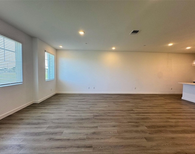5720 Lakeview Drive - Photo Thumbnail 3