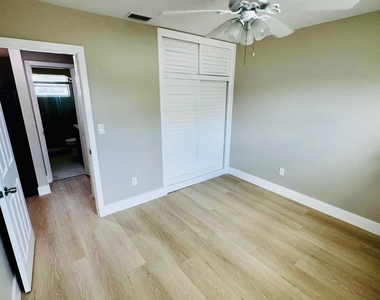 3701 Nw 4th Avenue - Photo Thumbnail 3