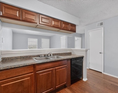 400 Raymond Street - Photo Thumbnail 8