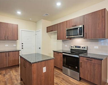 721 Blackland Drive - Photo Thumbnail 10