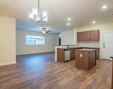 721 Blackland Drive - Photo Thumbnail 7