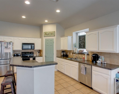 10228 Olivia Drive - Photo Thumbnail 12