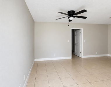 435 Nw 41st Street - Photo Thumbnail 5
